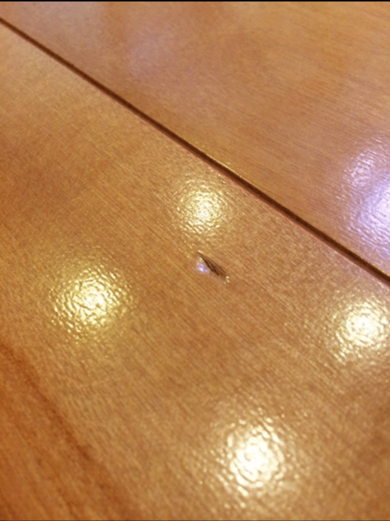 フローリングえぐれキズ補修前