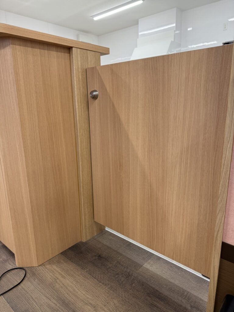 木部ドア欠けおよび陥没穴補修後
