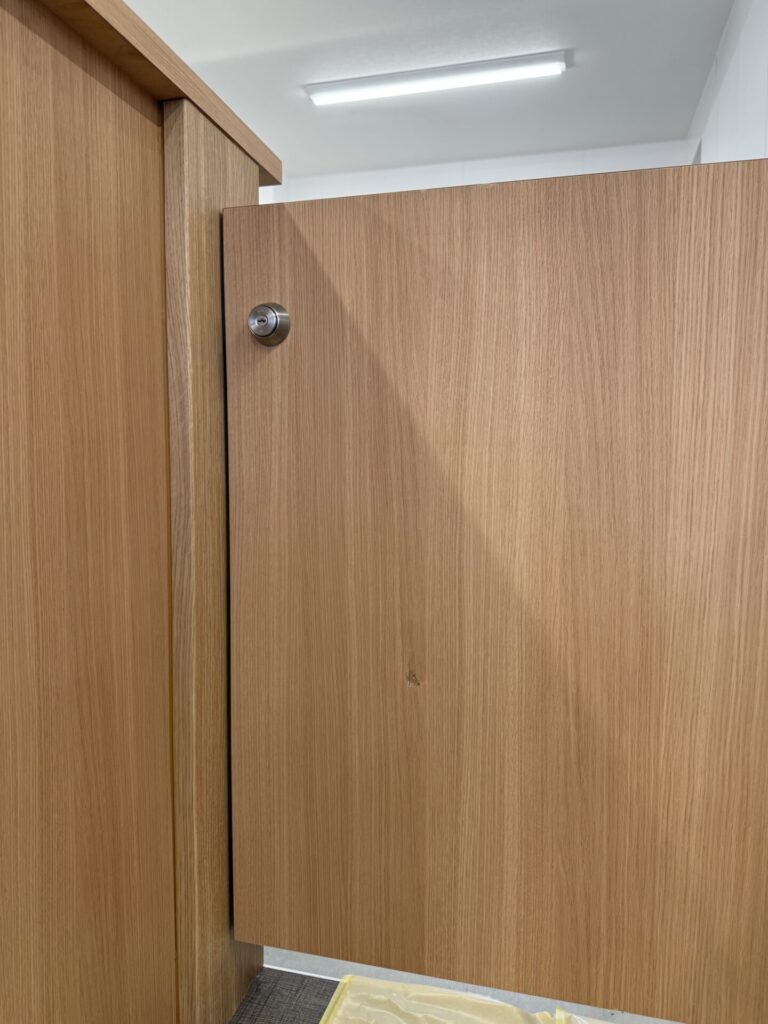 木部ドア欠けおよび陥没穴補修前