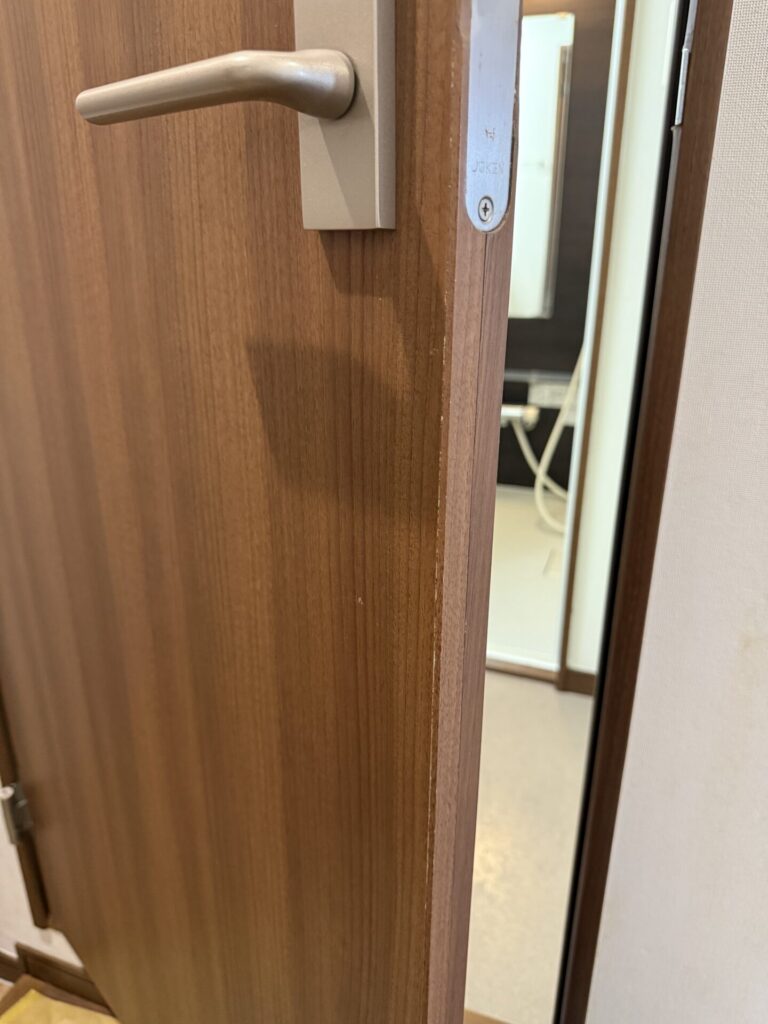ドア表面剥がれ補修前