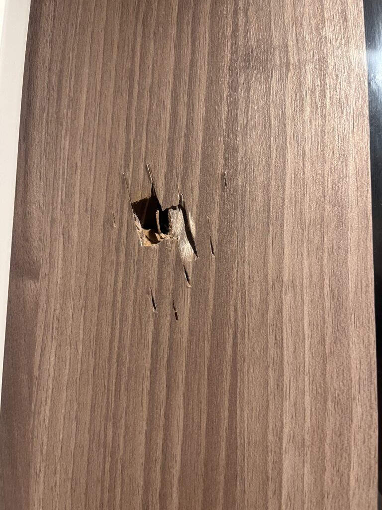 ドア陥没穴補修前