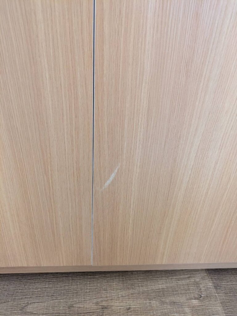 木部ドア表面剥がれ補修前